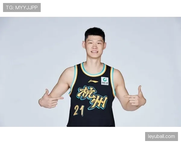 胡金秋穿得比导演还讲究,球场上一秒硬汉,生活里一本时尚杂志? 胡金秋穿得比导演还讲究,球场上一秒硬汉,生活里一本时尚杂志?